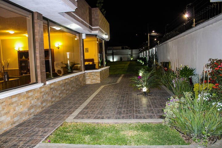 Entrada iluminada y segura